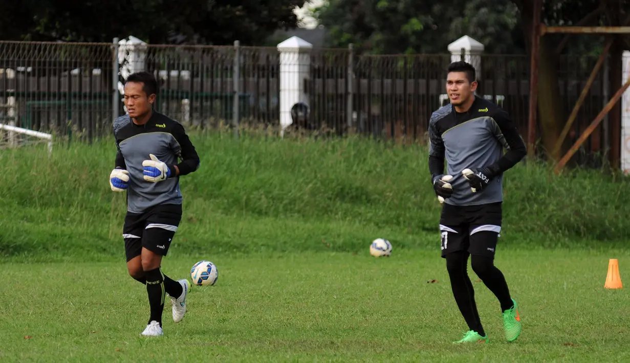 Dua kiper Persipura, Dede Sulaiman (kanan) dan Ferdiansyah berlatih secara terpisah di Lapangan C Senayan, Jakarta, Selasa (5/5/2015). Latihan tersebut persiapan jelang AFC 2015 di Bengaluru, India, 12 Mei mendatang. (Liputan6.com/Helmi Fithriansyah)