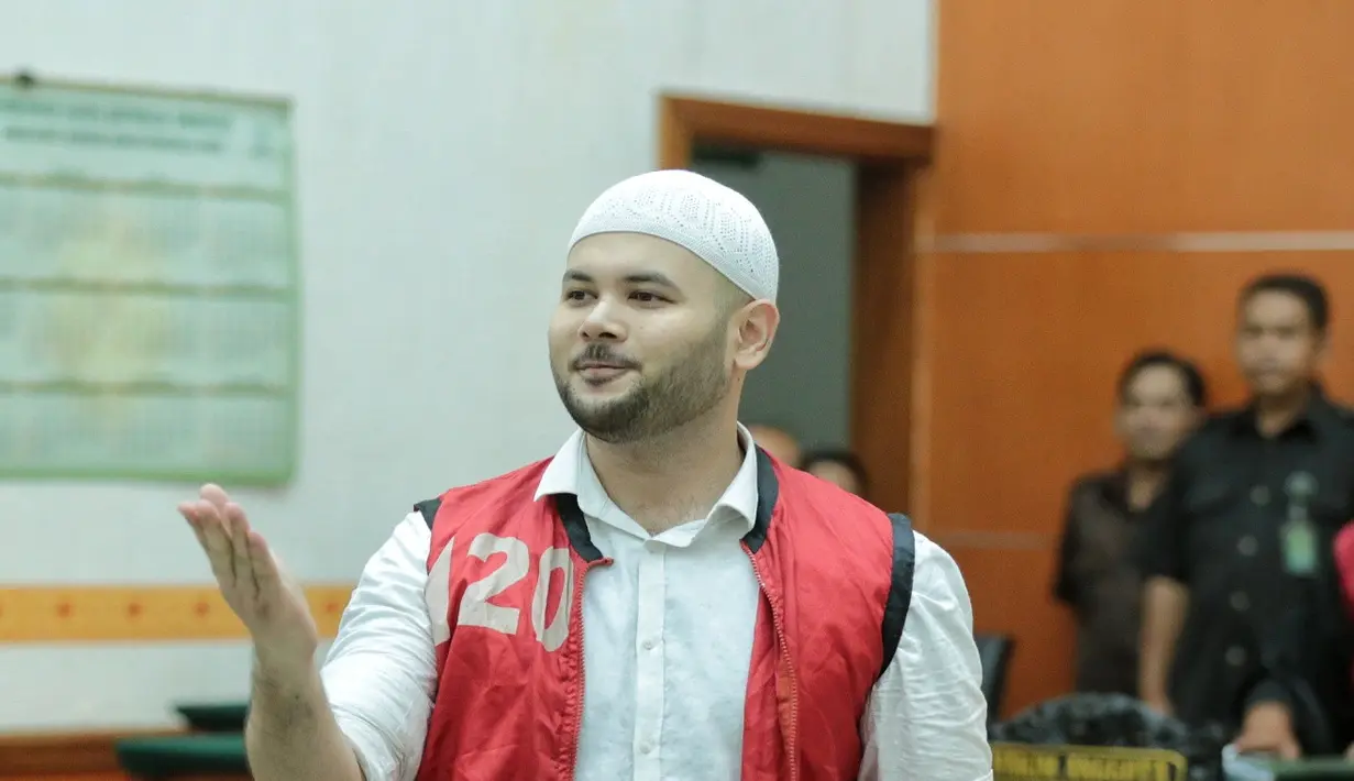 Berbeda dari biasanya, usai mendengarkan vonis, Ridho langsung menghampiri ayahnya, Rhoma mengucap syukur dan mencium tangan sang ayah. (Adrian Putra/Bintang.com)