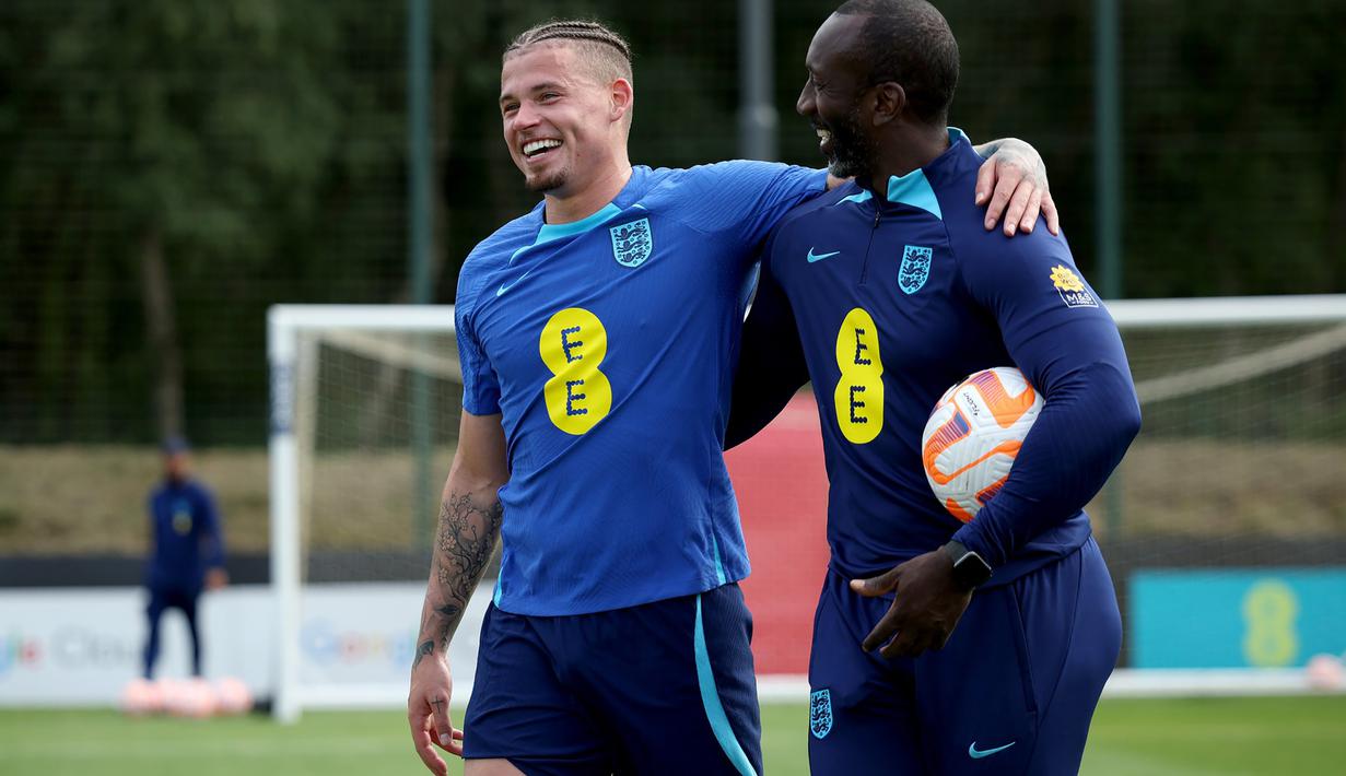 Gelandang Manchester City, Kalvin Phillips (kiri) bersama asisten pelatih, Jimmy Floyd Hasselbaink saat menjalani sesi latihan bersama Timnas Inggris di pusat latihan Manchester United, Carrington Training Ground, Manchester (17/6/2023) sebagai persiapan menghadapi Makedonia Utara pada laga Grup C Kualifikasi Euro 2024. (FB/England Football Team)