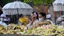 Umat Hindu mengikuti perayaan Hari Raya Galungan di sebuah pura di Bali, Rabu (4/1/2023). Perayaan Hari Galungan merupakan hari kemenangan kebenaran (Dharma) atas kejahatan (Adharma). (SONNY TUMBELAKA / AFP)