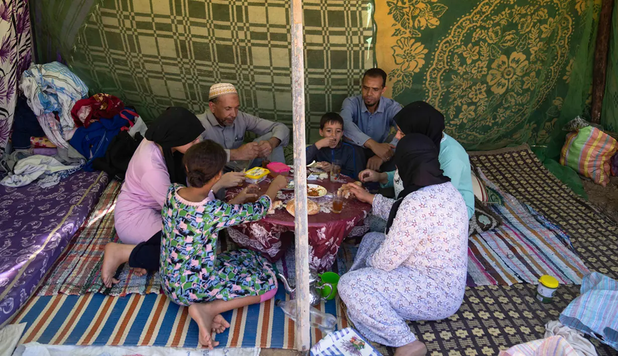 Banyak orang menghabiskan malam ketiga di tempat terbuka. Para pekerja bantuan dilaporkan menghadapi tantangan untuk menjangkau desa-desa yang terdampak paling parah di High Atlas, wilayah pegunungan terjal yang menjadi pusat gempa. (AP Photo/Mosa'ab Elshamy)