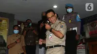 Gubernur DKI Jakarta Anies Baswedan usai memenuhi undangan klarifikasi di Polda Metro Jaya, Jakarta, Selasa (17/11/2020). Anies memenuhi panggilan Polda Metro Jaya untuk dimintai klarifikasi terkait kerumunan massa di rumah Rizieq Shihab pada masa PSBB transisi. (Liputan6.com/Herman Zakharia)