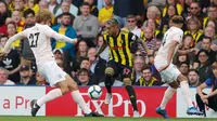 Pemain Watford, Roberto Pereyra berusaha mengontrol bola dari kawalan dua pemain Manchester United saat bertanding pada lanjutan Liga Inggris di stadion Vicarage Road, Inggris (15/9). MU menang tipis 2-1 atas Watford. (AP Photo/Frank Augstein)