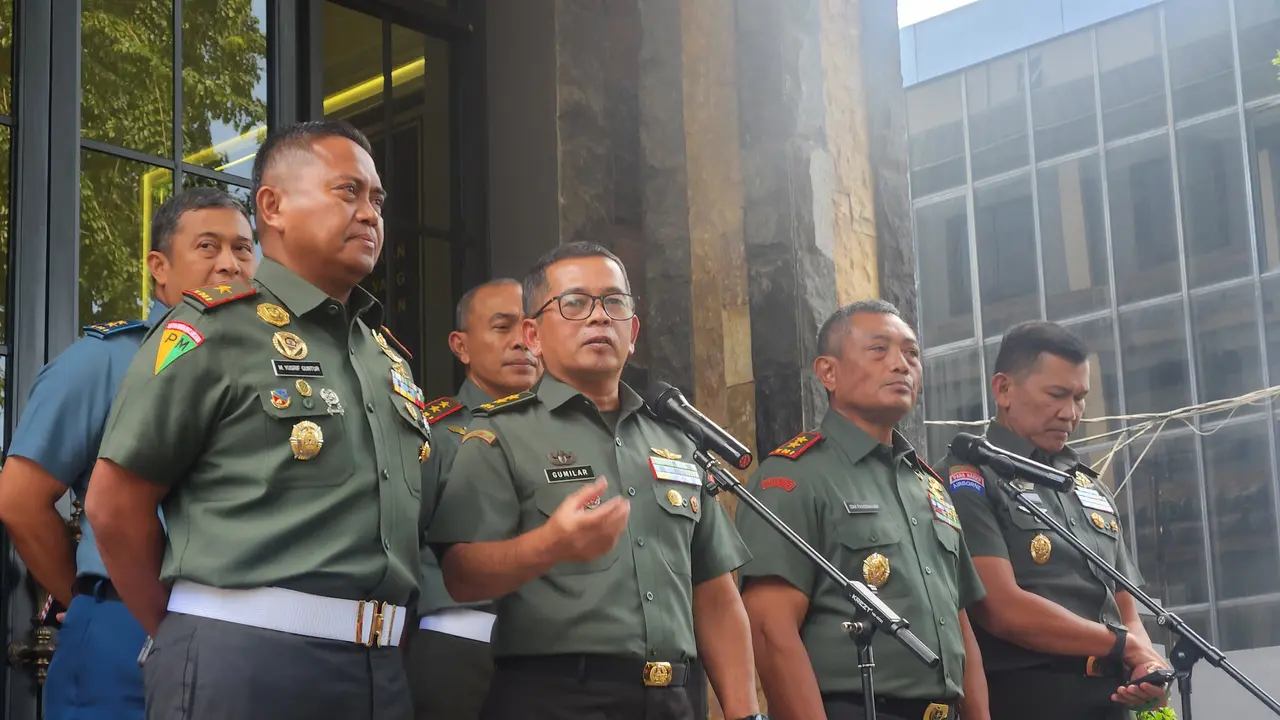 Pangdam XVII/ Cenderawasih Mayjen TNI Izak Pangemanan jumpa pers menyampaikan permintaan maaf kasus penganiayaan warga Papua oleh oknum prajurit TNI di Jakarta, Senin (25/3/2024).