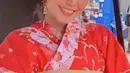 Dalam media sosial, ia kerap mengunggah momennya saat nikmati liburan. Salah satunya ialah saat ia berada di Bali bersama teman-teman dan ke Jepang. Liburan ke Jepang ia pun coba berpose dengan menggunakan Kimono. (Liputan6.com/IG/@daraarafah)