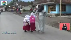 Jajaran Polres Tasikmalaya mengevakuasi warga setempat ataupun pengunjung objek wisata kaki Gunung Galunggung dengan mobil patroli.