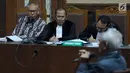 Terdakwa perkara merintangi penyidikan dugaan korupsi E-KTP, Bimanesh Sutarjo (kiri) menyimak keterangan saksi saat mengikuti sidang lanjutan di Pengadilan Tipikor, Jakarta, Senin (16/4). Sidang mendengar keterangan saksi.(Liputan6.com/Helmi Fithriansyah)