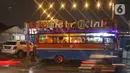 Penampakan kafe yang menggunakan angkutan metromini di Bekasi, Jawa Barat, Kamis (15/4/2021). Kafe ini berinovasi di tengah pandemi COVID-19 dengan menggunakan armada metromini yang sudah tidak terpakai sebagai tempat makan pengunjung. (Liputan6.com/Herman Zakharia)