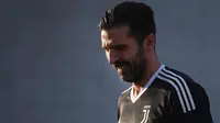 Kiper Juventus, Gianluigi Buffon mengikuti sesi latihan jelang menghadapi Barcelona dalam matchday kelima Liga Champions grup D di 'Juventus Training Center' di Vinovo (21/11). (AFP Photo/Marco Bertorello)