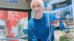 Potret Ayana saat di Central Market Kuala Lumpur. Ayana tampil dengan nuansa pastel, perpaduan jilbab coklat muda dan baju biru serta rok yang senada membuat gaya casual Ayana terlihat mempesona (Liputan6.com/IG/xolovelyayana)