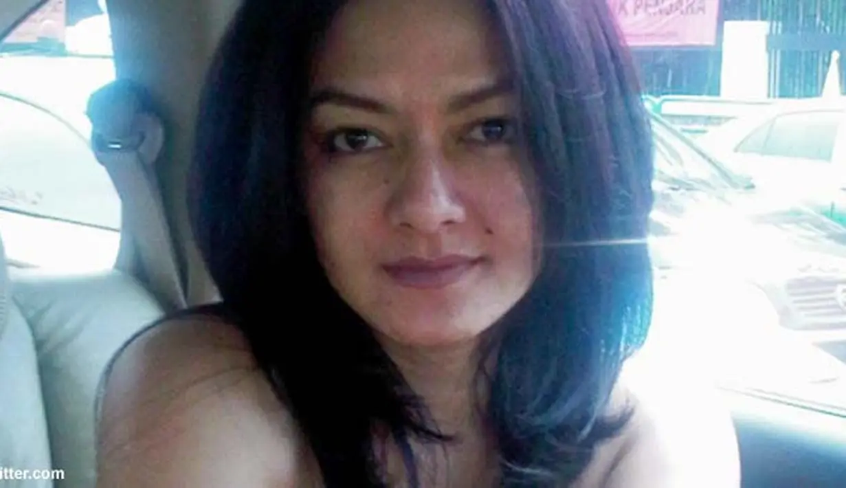 Salah satu yang merasakan ketenangan batin saat memeluk Islam adalah Novia Ardhana. Pemilik nama lengkap Theresia Novia Ardhanariswari itu memutuskan memeluk Islam sejak tahun 1987. Sebelum pindah, ia terlebih dulu bermimpi salat. (dok. Liputan6)