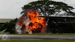 Ledakan saat aksi simulasi pesawat tempur dalam perayaan HUT TNI Angkatan Udara (TNI AU) ke-71 di Landasan Udara (Lanud) Bandara Halim Perdanakusuma, Jakarta, Minggu (9/4). (Liputan6.com/Faizal Fanani)