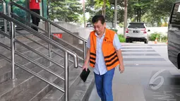 Tahanan korupsi berjalan memasuki Gedung Komisi Pemberantasan Korupsi (KPK) untuk mengikuti kebaktian, Jakarta, Jumat (3/4/2015).  (Liputan6.com/Herman Zakharia)