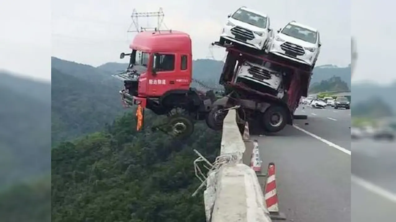Menegangkan, Potret Truk Hampir Jatuh ke Tebing Bikin Degdegan