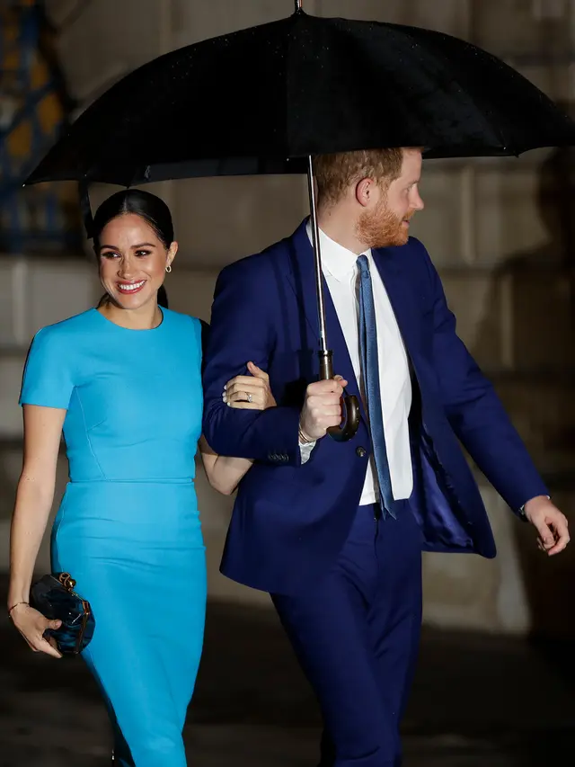 Momen Romantis Pangeran Harry dan Meghan Markle Sepayung Berdua