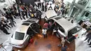 Sejumlah pengunjung melihat tampilan dalam LX 570 dan GS 200t saat peluncuran di Jakarta, Selasa (1/3/2016). Lexus LX 570 dijual Rp 3,015 M. Sedangkan GS 200t Luxury dilego Rp 1,185 M dan GS 200t F Sport Rp 1,245 M. (Liputan6.com/Immanuel Antonius)