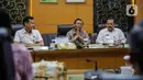 Menko Polhukam Mahfud Md (tengah) saat berbincang dengan jajaran Grup Emtek di Kantor Kemenko Polhukam, Jakarta, Kamis (12/3/2020). Jajaran Grup Emtek mengunjungi Mahfud Md untuk bersilatuhrami. (Liputan6.com/Faizal Fanani)