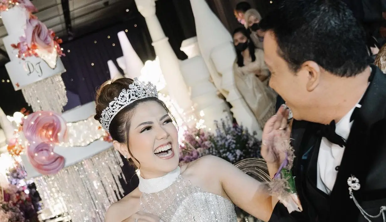Penampilan Tina Toon di hari pernikahannya juga tak kalah memesona. Ia tampil bak putri raja dibalut gaun pengantin putih dan mahkota di kepalanya. [Foto: Instagram/tinatoon101]
