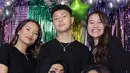 Momen Angelina Sondakh dan Reza Artamevia bareng tiga anaknya ini merupakan momen langka. Di mana momen tersebut jarang terjadi karena kesibukan pekerjaan masing-masing. Kebersamaan itu pun menuai pujian dari warganet. Banyak yang merasa adem melihat momen akrab keluarga yang penuh kehangatan. (Liputan6.com/IG/@angelinasondakh09)