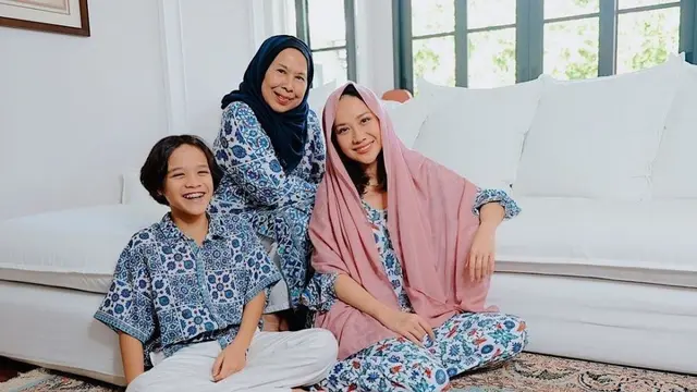 11 Artis Ini Tunjukkan Kedekatan dengan Mertua, Jadi Menantu Kesayangan