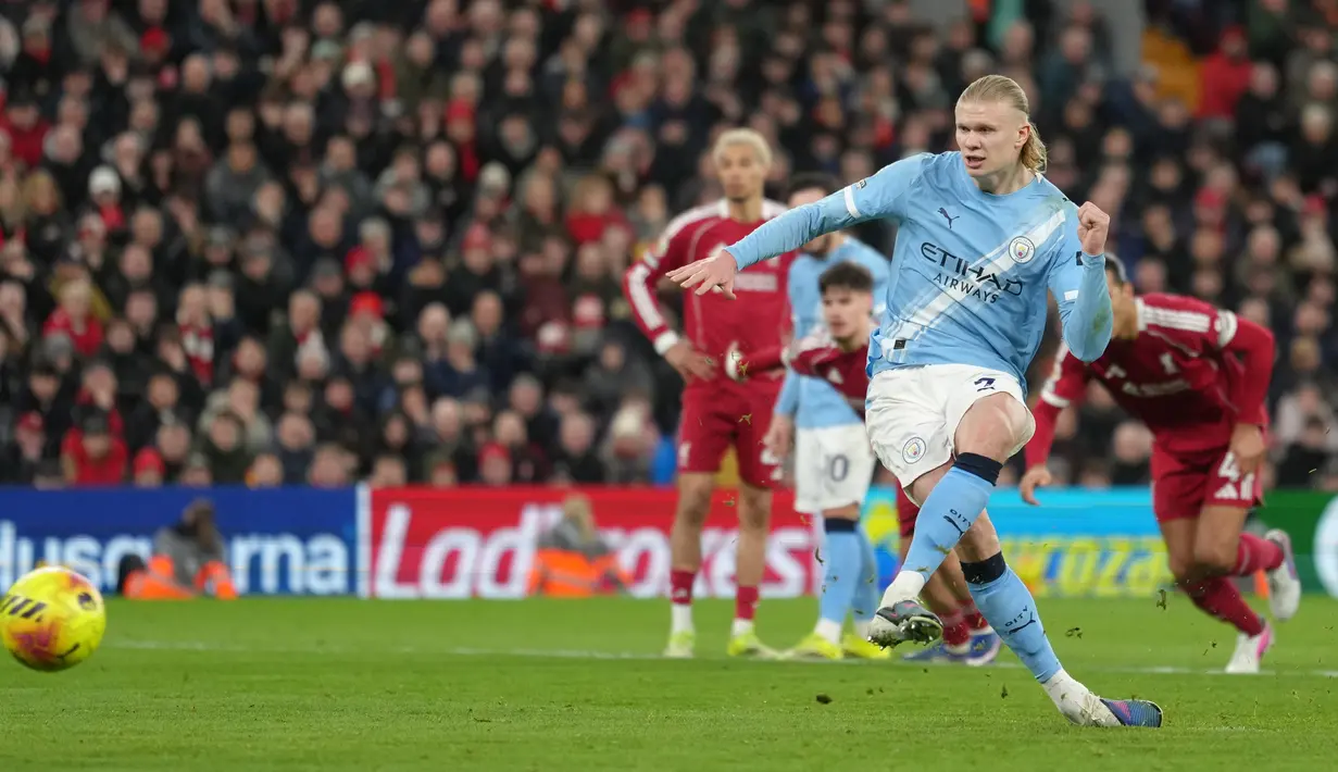 Pemain Manchester City, Erling Haaland, mencetak gol ke gawang Liverpool pada laga Liga Inggris di Stadion Anfield, Senin (9/2/2026) dini hari WIB. (AP Photo/Jon Super)
