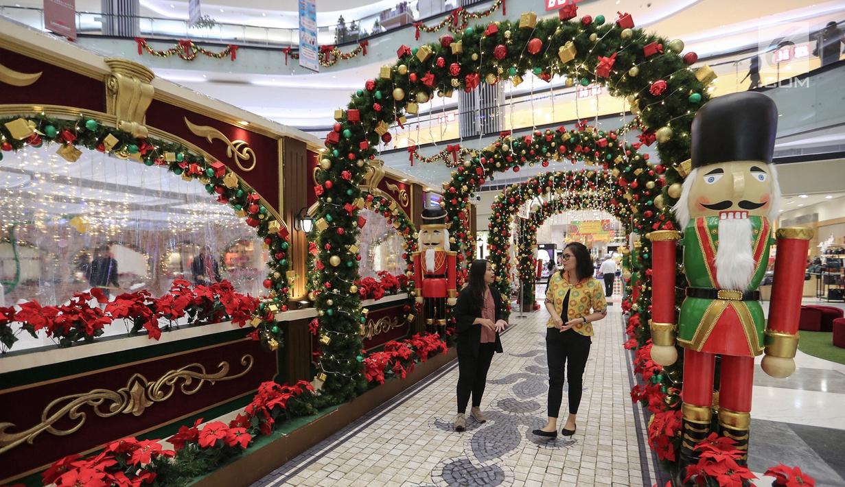 Pengunjung melintasi lorong berdekorasi natal di atrium Lippo Mall Puri, Jakarta, Kamis (29/11). Kegiatan Holiday Sensation diselenggarakan di 68 mal di berbagai kota. (Liputan6.com/Fery Pradolo)