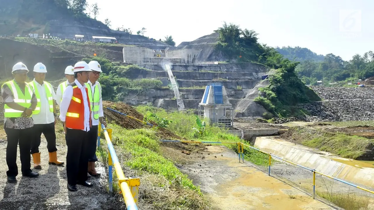 Tinjau Pembangunan Bendungan, Jokowi Tanggapi Pengesahan UU Terorisme
