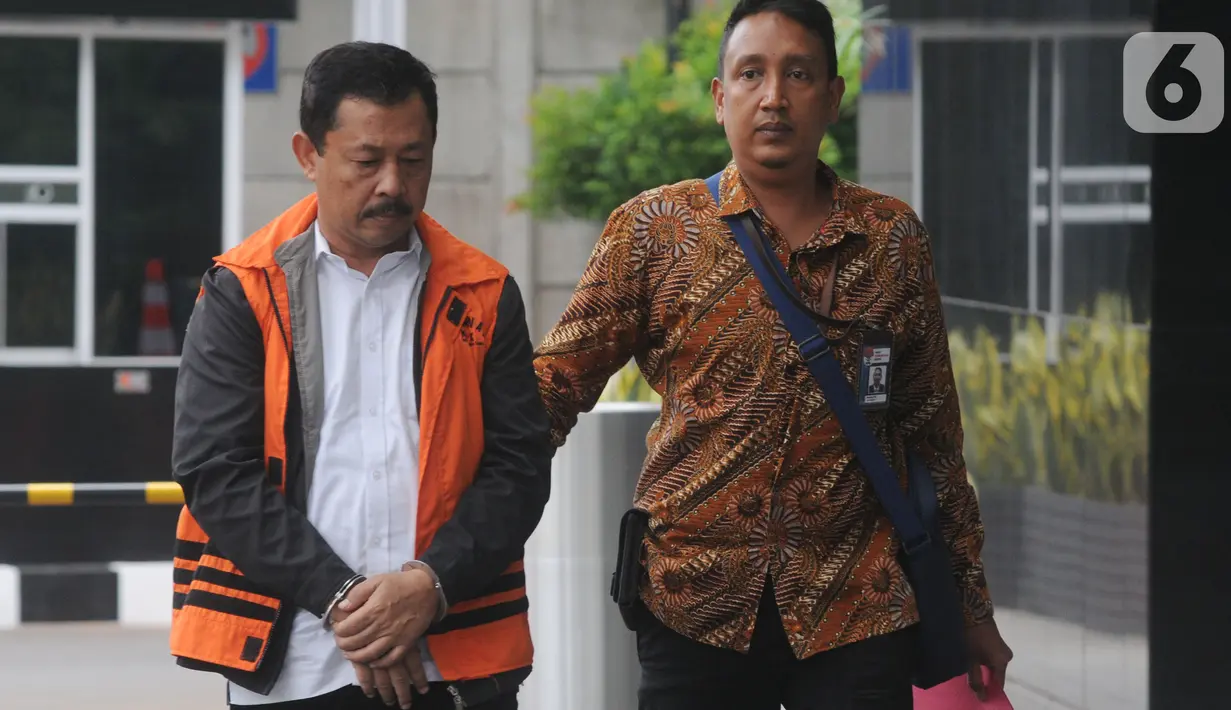 Tersangka mantan Kadis Kelautan dan Perikanan Kepri, Edy Sofyan tiba untuk pemeriksaan di Gedung KPK, Jumat (18/10/2019). Edy diperiksa untuk melengkapi berkas kasus suap izin prinsip dan lokasi pemanfaatan laut Proyek Reklamasi di wilayah pesisir dan pulau-pulau kecil Kepri. (merdeka.com/Dwi Narwok