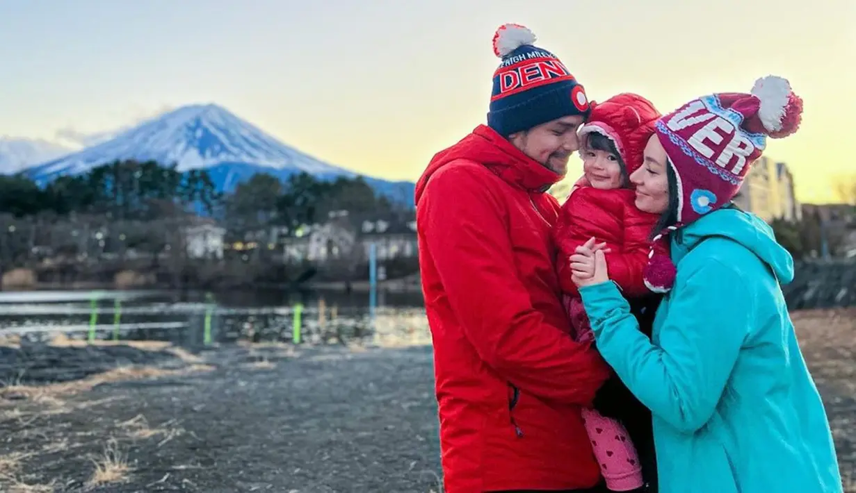 Meski liburan saat Jepang sedang musim dingin, keluarga kecil Asmirandah dan Jonas Rivanno tampak selalu diselimuti kehangatan dengan saling berpelukan. Baby Chloe juga tampak begitu bahagia menikmati keindahan di sana. Mereka berkunjung ke Danau Kawaguchi yang berada di kaki Gunung Fuji. (Liputan6.com/IG/@asmirandah89)