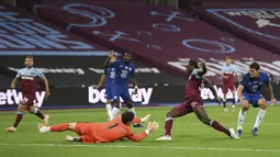 Kiper Chelsea Kepa Arrizabalaga berusaha mengehentikan bola yang dibawa pemain West Ham United Michail Antonio pada pertandingan Premier League di London Stadium, London, Inggris, Rabu (1/7/2020). West Ham United mengalahkan Chelsea 3-2. (Michael Regan/Pool via AP)