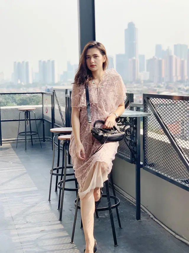 7 Gaya Mayang Yudittia saat Pakai Simple Dress, Tampil Menawan