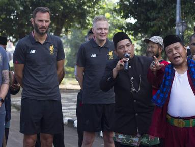 Legenda Liverpool, Patrik Berger mendapat sambutan khas budaya Betawi, Palang Pintu saat tiba di Setu Babakan, Jakarta, Jumat (9/3/2018). Kegiatan ini dalam rangkaian LFC World Tour Jakarta. (Bola.com/Asprilla Dwi Adha)