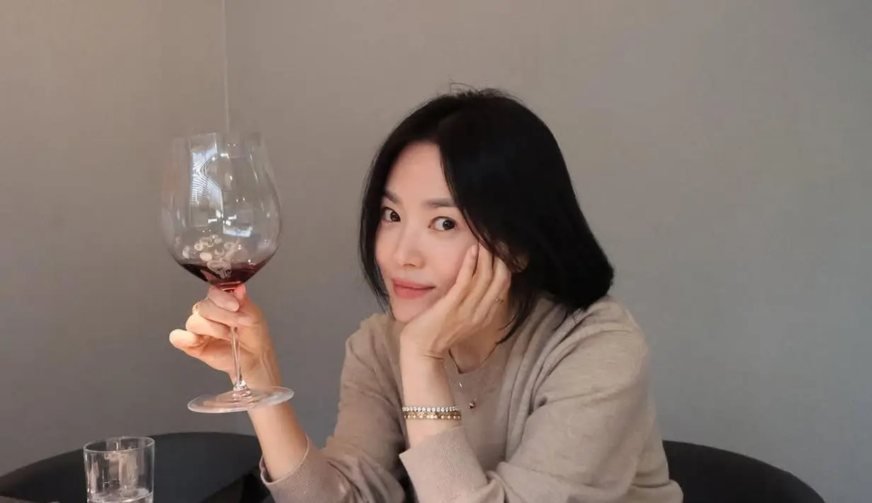 Song Hye Kyo tampil cantik effortless dengan rambut pendeknya. Wajahnya nyaris tanpa pulasan makeup [@kyo1122]