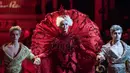 Model lansia Carmen Dell'Orefice memperagakan busana koleksi desainer Guo Pei di Couture Fashion Week, Paris, 25 Januari 2017. Model 85 tahun itu tampil menawan dalam balutan gaun yang begitu megah berwarna merah. (AP Photo/Zacharie Scheurer)