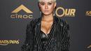 Agnez Mo berpose untuk fotografer di karpet merah pesta ulang tahun ke-42 DJ Khaled di Los Angeles, 2 Desember 2017. Agnez Mo tampil menantang dengan gaya tanpa bawahan dan blazer longgar sequined sebagai luaran. (Jerritt Clark/Getty Images for Ciroc/AFP)