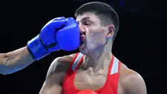Petinju Kazakhstan, Berik Abdrakhmanov, terkena pukulan lawannya petinju AS, Carlos Zenon Balderas Jr, dalam laga kelas ringan (60 kg) Olimpiade Rio 2016 di Pavilion 6 Riocentro, Rio de Janeiro, Brasil, (6/8/2016). (AFP/Yuri Cortez)