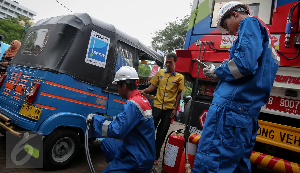 Petugas melakukan pengisian gas ke bajaj menggunakan Mobile Refueling Unit (MRU) atau SPBG Mobile yang baru diresmikan oleh PT Pertamina (Persero) di Lapangan Banteng, Jakarta, Senin (16/11). (Liputan6.com/Faizal Fanani)