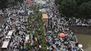 Peserta aksi 112 memadati kawasan sekitar Masjid Istiqlal, Jakarta, Sabtu (11/2). Kegiatan aksi 112 ini digelar di Masjid Istiqlal dengan agenda zikir dan tausiyah nasional. (Liputan6.com/Herman Zakharia)