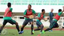 Pemain Timnas Indonesia U-22 melakukan permainan jelang latihan resmi laga persahabatan melawan Myanmar di Stadion Pakansari, Kab Bogor, Senin (20/3). Timnas Indonesia U-22 akan melawan Myanmar, (21/3). (Liputan6.com/Helmi Fithriansyah)