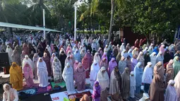 Umat Muslim saat melaksanakan Salat Idul Adha 1447 Hijriah di Pantai Lagoon, Ancol, Jakarta,  Rabu (27/5/2026). (merdeka.com/Arie Basuki)