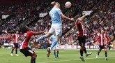 Manchester City cukup frustrasi menghadapi Sheffield United di laga pekan ketiga Liga Inggris 2023/2024. Pertahanan The Blades begitu rapat sehingga mereka sulit mencetak gol. Setelah melakukan sejumlah percobaan, City akhirnya mencetak gol juga. Adalah sang bomber, Erling Haaland yang mencetak gol di menit ke-63. (AFP/Darren Staples)