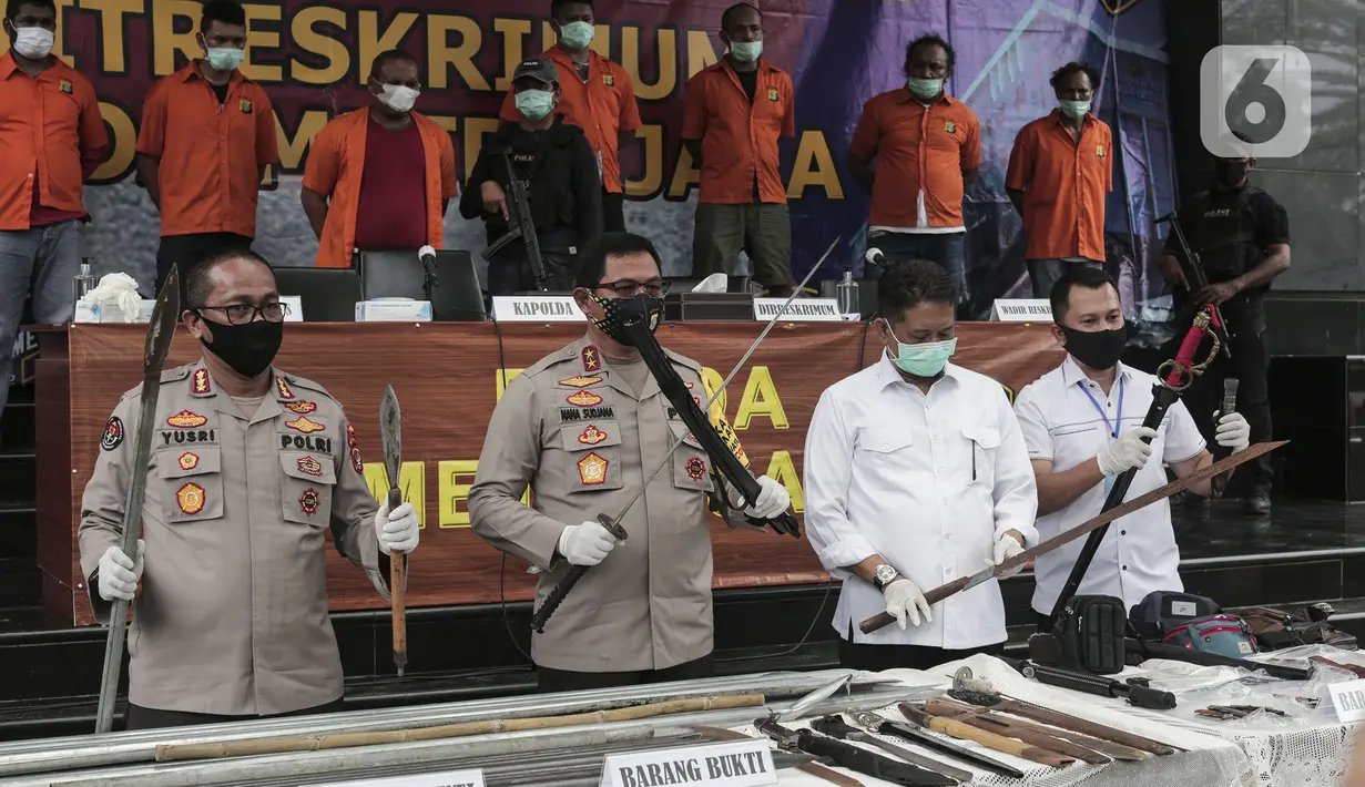 Kapolda Metro Jaya Irjen Nana Sudjana (kedua kiri) menunjukkan barang bukti saat rilis kasus premanisme kelompok John Kei di Polda Metro Jaya, Jakarta, Senin (22/6/2020). John Kei memerintahkan anak buahnya membunuh Nus Kei dan anggotanya berinisial ER. (Liputan6.com/Johan Tallo)