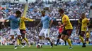 Striker Manchester City, Sergio Aguero, berusaha melewati kepungan pemain Watford pada laga Premier League di Stadion Etihad, Manchester, Sabtu (21/9). City menang 8-0 dari Watford. (AFP/Oli Scarff)