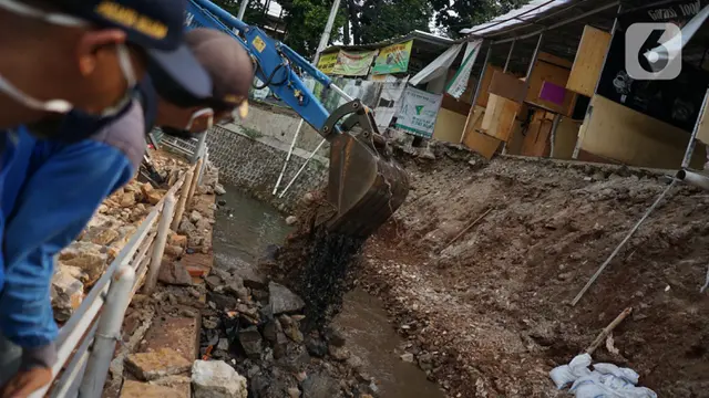 Turap Rumah Makan di Jagakarsa Longsor