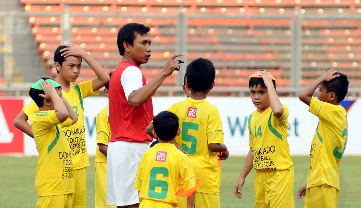 Asisten pelatih Timnas Indonesia, Widodo C Putro, ikut ambil bagian memberikan ilmunya kepada anak-anak yang berlatih bersama di Stadion GBK Jakarta, (6/6/2014). (Liputan6.com/Helmi Fithriansyah)