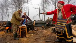 Sekelompok seniman tampil untuk tentara Garda Nasional Ukraina saat memperingati Natal dekat perbatasan Rusia di Kharkiv, Ukraina, 24 Desember 2022. Pasukan pertahanan Ukraina telah memukul mundur serangan Rusia dekat 19 permukiman di wilayah seperti Sumy, Kharkiv, Donetsk, dan Luhansk selama beberapa hari terakhir. (AP Photo/Andrii Marienko)