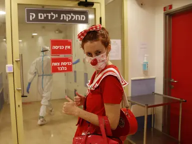 Badut medis bersiap mengunjungi pasien anak-anak di bangsal COVID-19 di Sheba Medical Center, Kota Ramat Gan, Israel, 20 Oktober 2020. Sekitar 100 badut medis dikerahkan pada sekitar 30 rumah sakit untuk menghadirkan keceriaan bagi para pasien di tengah pandemi COVID-19. (Xinhua/Gil Cohen Magen)