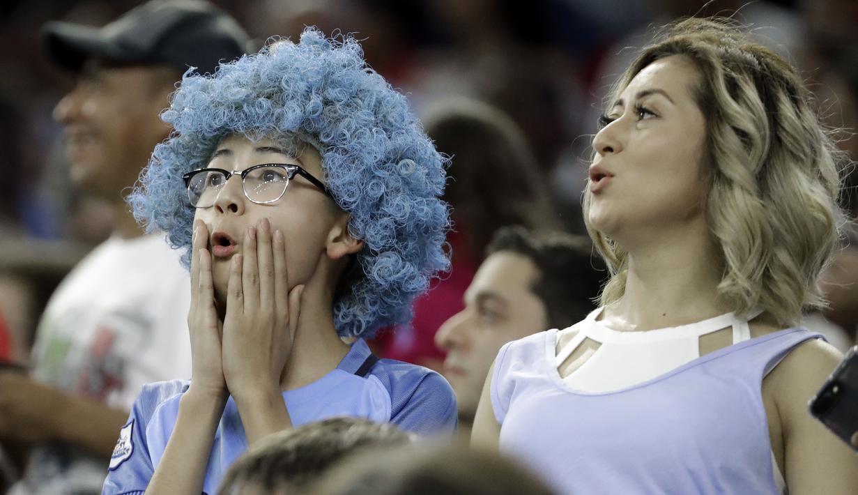 Sorakan fans Manchester City saat menonton timnya melawan Manchester United pada laga International Champions Club di NRG Stadium, Houston, (20/7/2017). (AP/David J. Phillip)