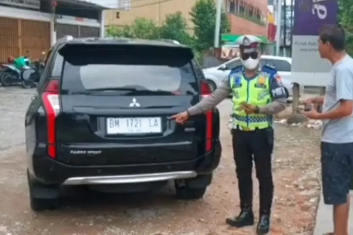 Personel Lalu Lintas Polresta Pekanbaru menindak mobil memakai pelat putih yang belum dikeluarkan oleh Polri.