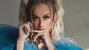 Penampilan bak Barbie hidup ala Agnez Mo. Tampil luar biasa dengan outfit berwarna biru dan rambut platinum blondenya, gaya Agnez Mo di sini juga tampak berbeda dari sebelumnya. Foto: Instagram.